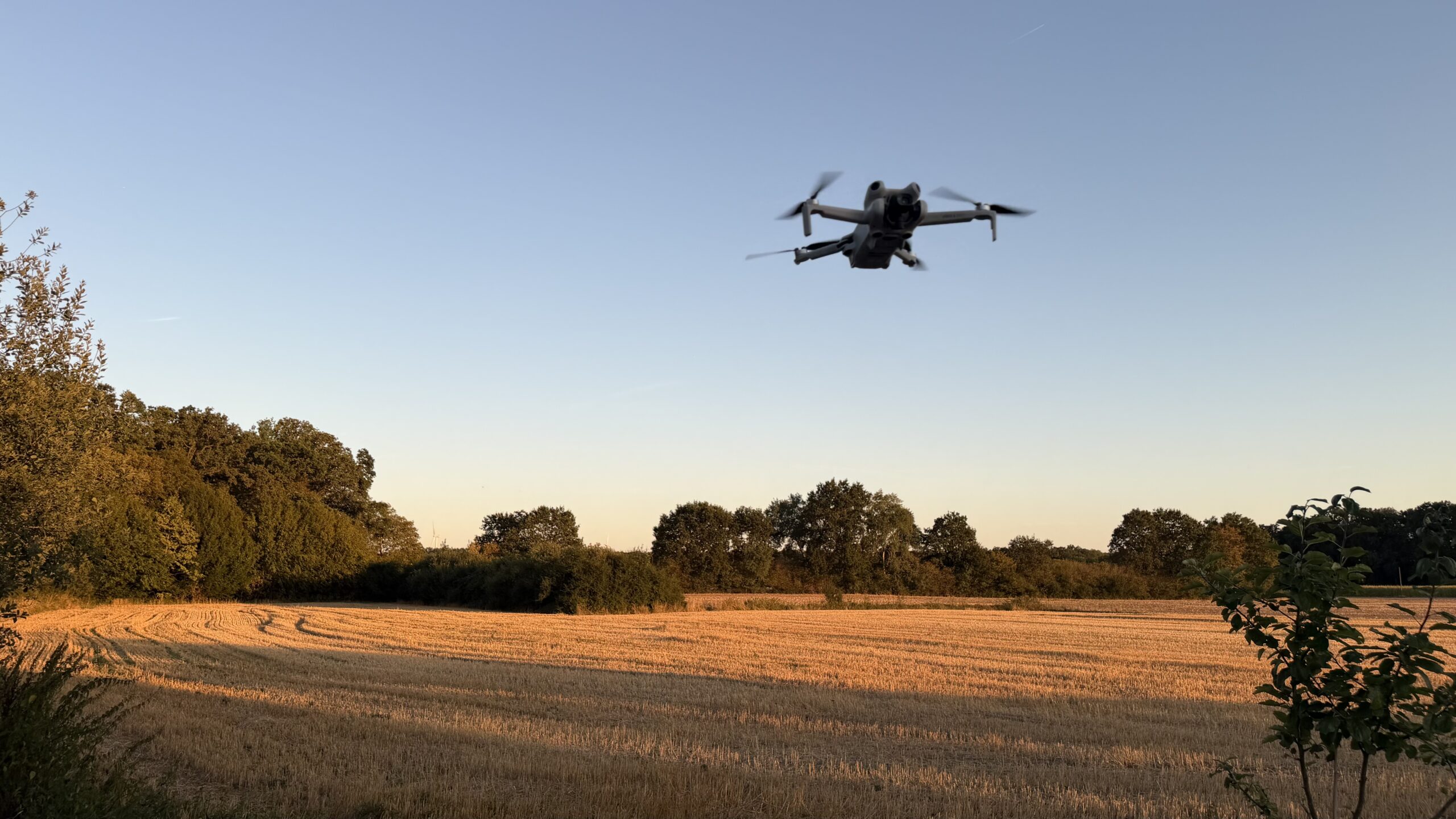 DJI mini 4 Pro Drohne. Sonnenuntergang und Felder im Hintergrund